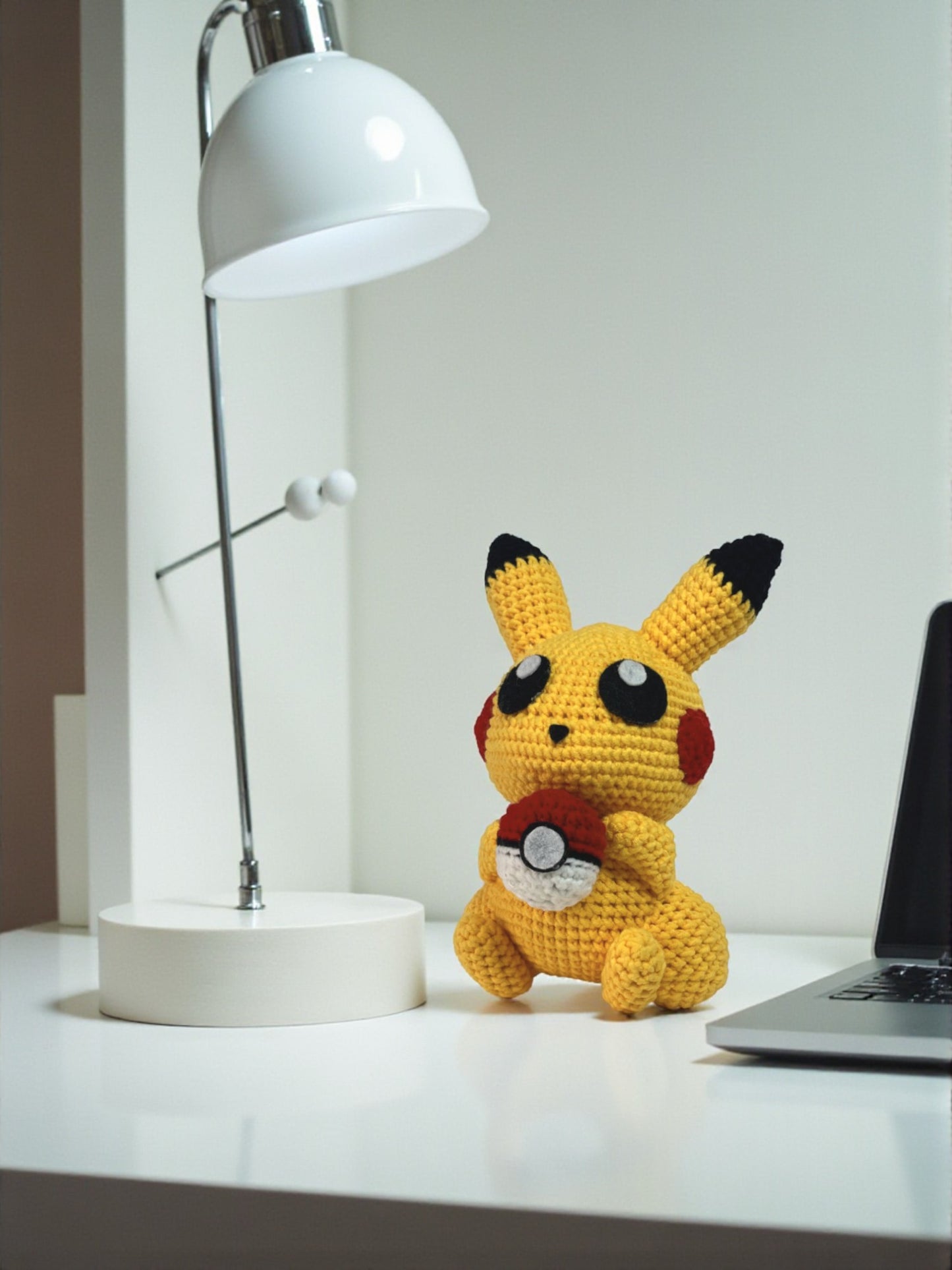 GIANT POKÉMON - PIKACHU