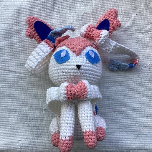 GIANT POKÉMON - SYLVEON